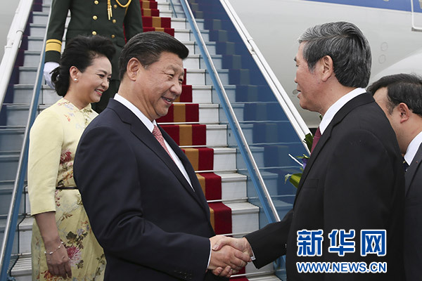 11月5日，中共中央總書記、國家主席習近平抵達越南首都河內，開始對越南進行國事訪問。這是越南高級官員到機場迎接習近平和夫人彭麗媛。新華社記者蘭紅光攝 