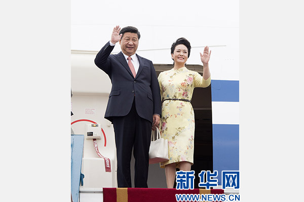 11月5日，中共中央總書記、國家主席習近平抵達越南首都河內，開始對越南進行國事訪問。這是習近平和夫人彭麗媛步出艙門向歡迎人群揮手致意。新華社記者 李學仁 攝