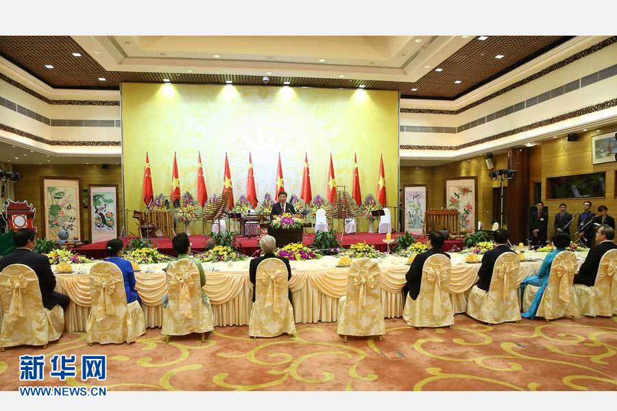 11月5日，中共中央總書(shū)記、國(guó)家主席習(xí)近平和夫人彭麗媛出席越共中央總書(shū)記阮富仲和越南國(guó)家主席張晉創(chuàng)在河內(nèi)國(guó)際會(huì)議中心舉行的盛大歡迎晚宴。新華社記者 龐興雷 攝 