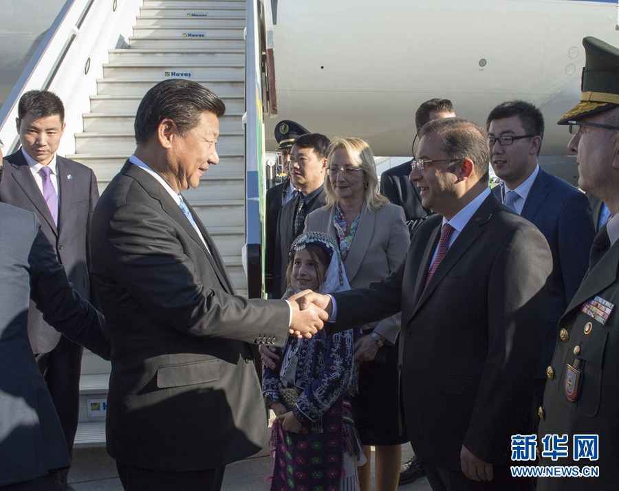  11月14日，國家主席習(xí)近平抵達(dá)土耳其安塔利亞，應(yīng)土耳其共和國總統(tǒng)埃爾多安邀請，出席二十國集團(tuán)領(lǐng)導(dǎo)人第十次峰會。土耳其高級官員到機(jī)場迎接習(xí)近平主席一行。新華社記者 李學(xué)仁 攝 