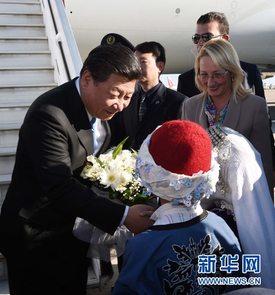 11月14日，國家主席習(xí)近平抵達(dá)土耳其安塔利亞，應(yīng)土耳其共和國總統(tǒng)埃爾多安邀請，出席二十國集團(tuán)領(lǐng)導(dǎo)人第十次峰會。這是土耳其兒童向習(xí)近平主席獻(xiàn)花。新華社記者 饒愛民 攝 