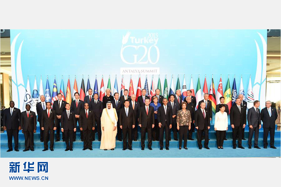 11月15日，中國國家主席習(xí)近平出席在土耳其安塔利亞舉行的二十國集團(tuán)領(lǐng)導(dǎo)人第十次峰會。這是習(xí)近平主席同與會領(lǐng)導(dǎo)人合影。 新華社記者李學(xué)仁 攝 