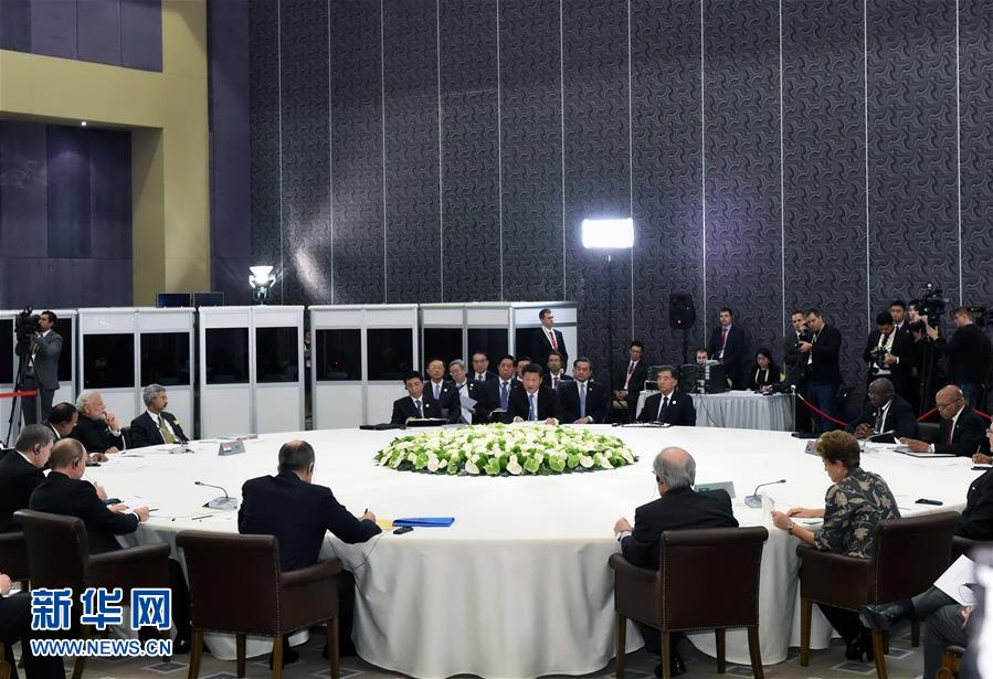  11月15日，金磚國家領(lǐng)導(dǎo)人非正式會晤在土耳其安塔利亞舉行，中國國家主席習(xí)近平、俄羅斯總統(tǒng)普京、印度總理莫迪、南非總統(tǒng)祖馬、巴西總統(tǒng)羅塞夫出席。習(xí)近平在會上發(fā)表題為《開拓機(jī)遇應(yīng)對挑戰(zhàn)》的重要講話。 新華社記者 饒愛民 攝 