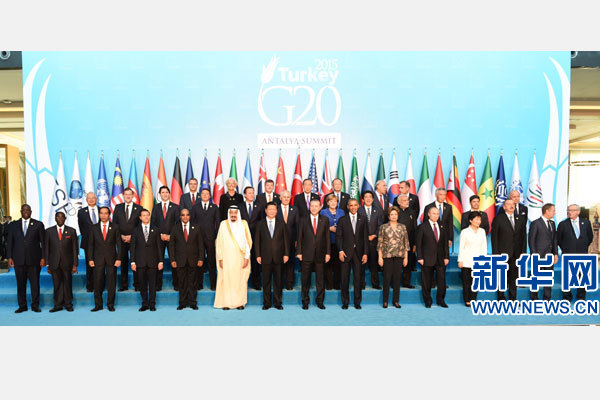 11月15日，二十國集團領(lǐng)導(dǎo)人第十次峰會在土耳其安塔利亞舉行。國家主席習(xí)近平出席并發(fā)表題為《創(chuàng)新增長路徑共享發(fā)展成果》的重要講話。這是習(xí)近平主席同與會領(lǐng)導(dǎo)人合影。 新華社記者 李學(xué)仁 攝