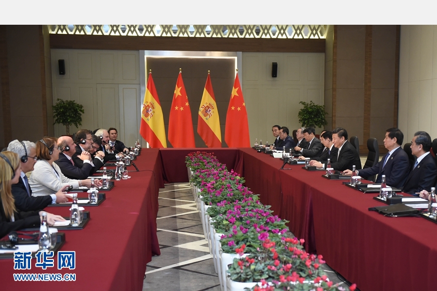 11月16日，國家主席習(xí)近平在土耳其安塔利亞會(huì)見西班牙首相拉霍伊。 新華社記者 張鐸 攝