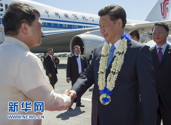 11月17日，國家主席習(xí)近平抵達(dá)菲律賓首都馬尼拉尼諾&middot;阿基諾國際機(jī)場，出席即將舉行的亞太經(jīng)合組織第二十三次領(lǐng)導(dǎo)人非正式會議。菲律賓高級官員到機(jī)場迎接習(xí)近平主席。新華社記者李學(xué)仁攝