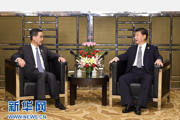 11月18日，國家主席習(xí)近平在菲律賓馬尼拉會見前來出席亞太經(jīng)合組織第二十三次領(lǐng)導(dǎo)人非正式會議的香港特別行政區(qū)行政長官梁振英。新華社記者謝環(huán)馳攝