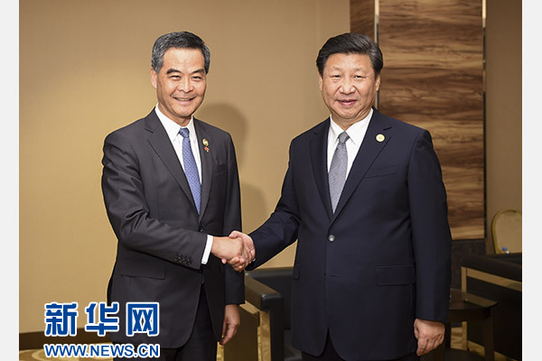 11月18日，國家主席習(xí)近平在菲律賓馬尼拉會見前來出席亞太經(jīng)合組織第二十三次領(lǐng)導(dǎo)人非正式會議的香港特別行政區(qū)行政長官梁振英。新華社記者謝環(huán)馳攝