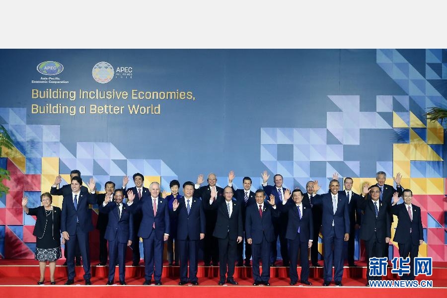 這是會(huì)議開始前，國家主席習(xí)近平同其他亞太經(jīng)合組織成員經(jīng)濟(jì)體領(lǐng)導(dǎo)人、代表合影。 新華社記者 姚大偉 攝