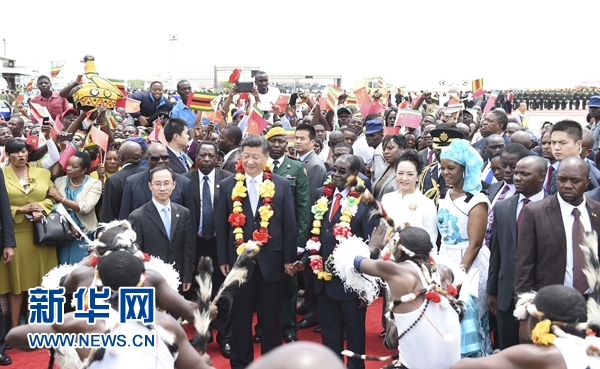 12月1日，中國(guó)國(guó)家主席習(xí)近平乘專機(jī)抵達(dá)津巴布韋首都哈拉雷，開(kāi)始對(duì)津巴布韋進(jìn)行國(guó)事訪問(wèn)。津巴布韋總統(tǒng)穆加貝在機(jī)場(chǎng)舉行隆重歡迎儀式。這是當(dāng)?shù)孛癖娞饸g快熱情的傳統(tǒng)舞蹈，歡迎習(xí)近平和彭麗媛到訪。新華社記者 謝環(huán)馳 攝 