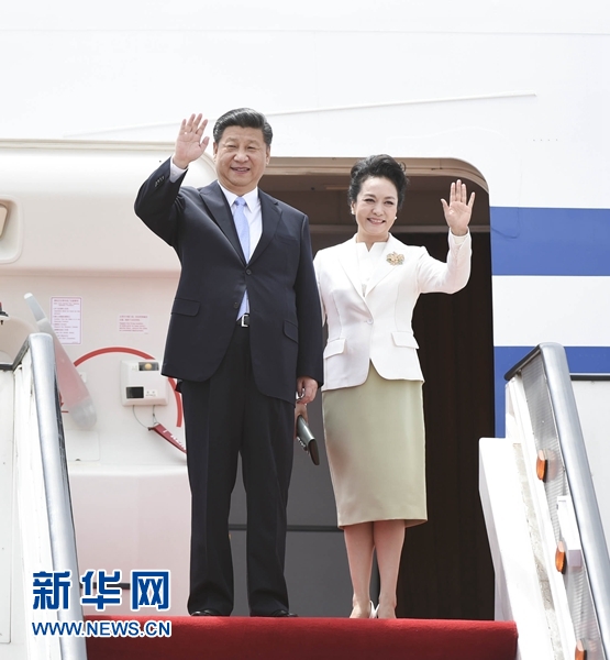 12月1日，中國(guó)國(guó)家主席習(xí)近平乘專機(jī)抵達(dá)津巴布韋首都哈拉雷，開(kāi)始對(duì)津巴布韋進(jìn)行國(guó)事訪問(wèn)。津巴布韋總統(tǒng)穆加貝在機(jī)場(chǎng)舉行隆重歡迎儀式。這是習(xí)近平和夫人彭麗媛向歡迎人群揮手致意。新華社記者 謝環(huán)馳 攝 