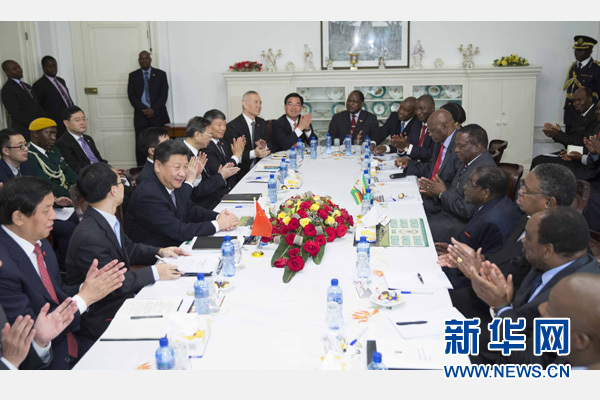 12月1日，國家主席習(xí)近平在哈拉雷同津巴布韋總統(tǒng)穆加貝舉行會(huì)談。 新華社記者 黃敬文 攝 