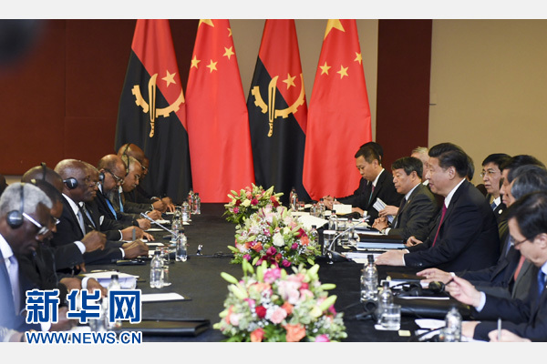 12月3日，國家主席習(xí)近平在約翰內(nèi)斯堡會見安哥拉總統(tǒng)多斯桑托斯。 新華社記者 謝環(huán)馳 攝