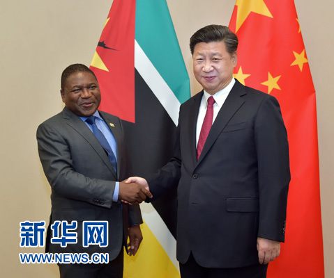 12月3日，國家主席習(xí)近平在約翰內(nèi)斯堡會(huì)見莫桑比克總統(tǒng)紐西。新華社記者 李濤 攝 