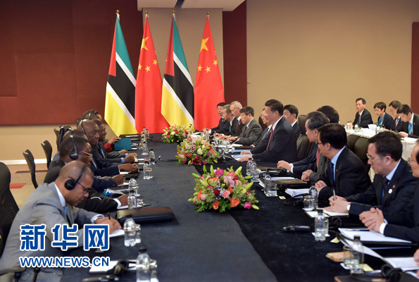 12月3日，國家主席習(xí)近平在約翰內(nèi)斯堡會(huì)見莫桑比克總統(tǒng)紐西。新華社記者 李濤 攝 