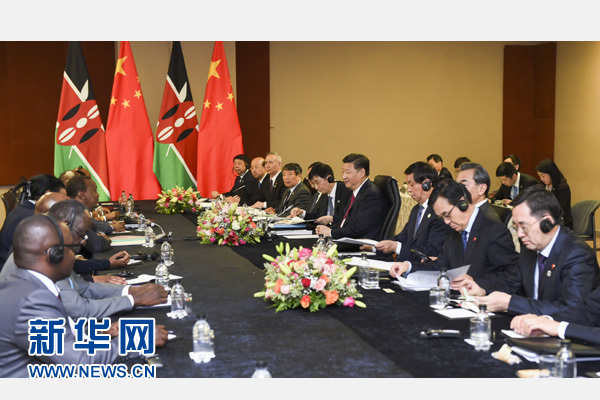 12月3日，國(guó)家主席習(xí)近平在約翰內(nèi)斯堡會(huì)見(jiàn)肯尼亞總統(tǒng)肯雅塔。新華社記者 謝環(huán)馳 攝