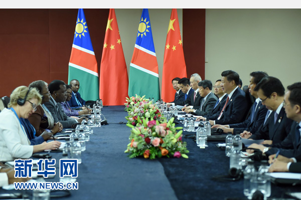 12月4日，國家主席習(xí)近平在約翰內(nèi)斯堡會(huì)見納米比亞總統(tǒng)根哥布。 新華社記者 張鐸 攝