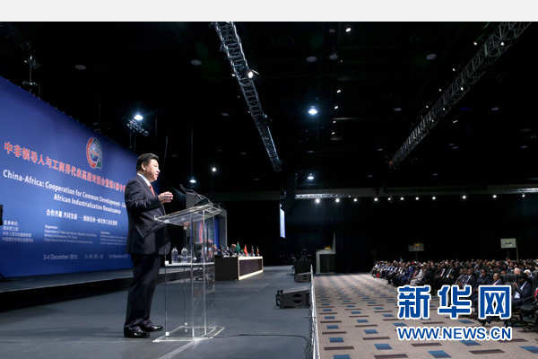 12月4日，國家主席習(xí)近平在約翰內(nèi)斯堡出席中非領(lǐng)導(dǎo)人與工商界代表高層對話會(huì)暨第五屆中非企業(yè)家大會(huì)閉幕式并發(fā)表題為《攜手共進(jìn)，譜寫中非合作新篇章》的重要講話。新華社記者 姚大偉 攝