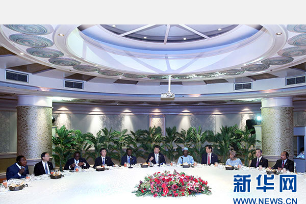 12月5日，國(guó)家主席習(xí)近平在約翰內(nèi)斯堡再次集體會(huì)見(jiàn)17位非洲國(guó)家領(lǐng)導(dǎo)人。 新華社記者 姚大偉 攝