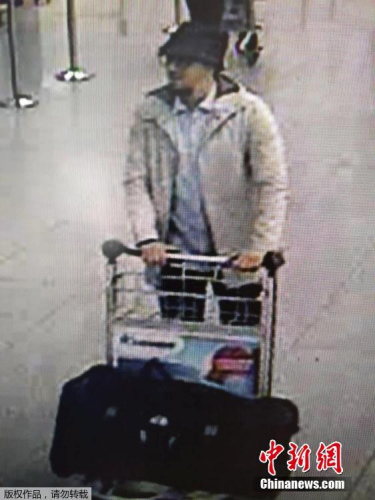 比利時(shí)聯(lián)邦警察公布一張機(jī)場(chǎng)監(jiān)控拍攝下的三名機(jī)場(chǎng)恐襲嫌疑犯的視頻截圖。