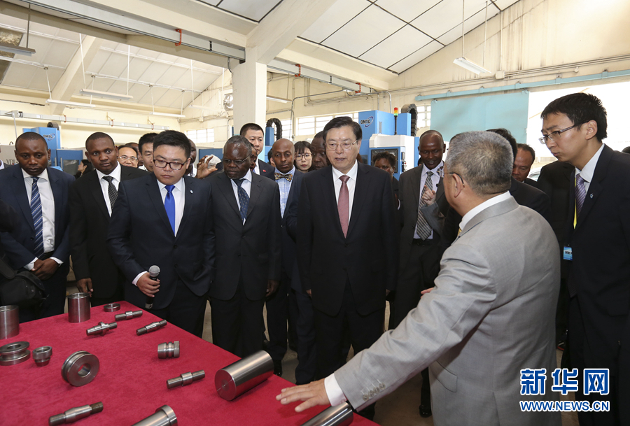 這是3月25日，張德江在肯尼亞首都內(nèi)羅畢考察中肯職業(yè)教育合作示范中心。 新華社記者丁林攝