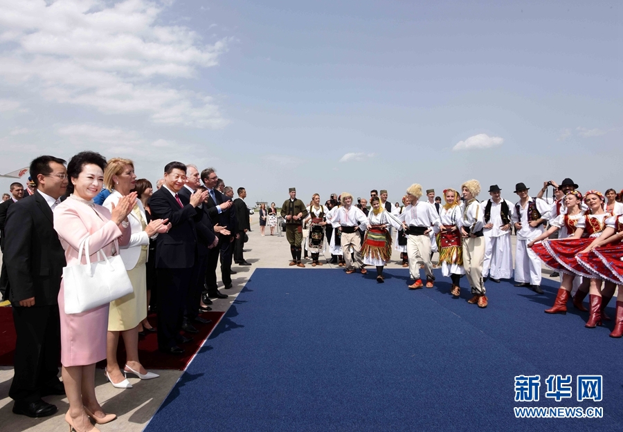 6月17日，國家主席習(xí)近平乘專機(jī)抵達(dá)貝爾格萊德，開始對塞爾維亞共和國進(jìn)行國事訪問。塞爾維亞民眾跳起歡快熱情的傳統(tǒng)舞蹈科羅舞熱烈歡迎習(xí)近平和夫人彭麗媛到訪。新華社記者 饒愛民 攝 