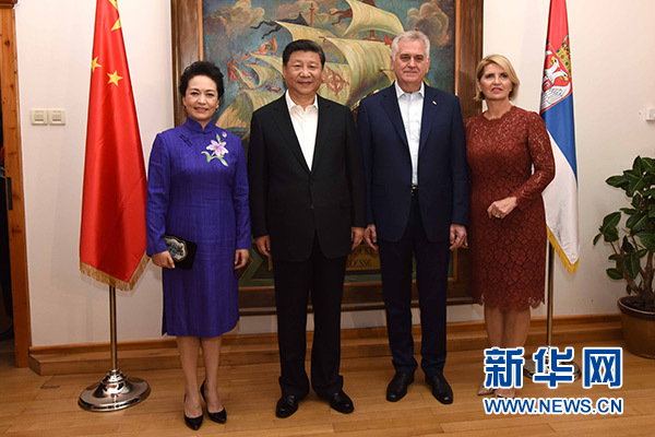 當(dāng)?shù)貢r(shí)間6月17日，國(guó)家主席習(xí)近平同塞爾維亞總統(tǒng)尼科利奇在貝爾格萊德舉行會(huì)晤。這是習(xí)近平和夫人彭麗媛同尼科利奇夫婦在和平別墅合影。新華社記者饒愛民攝