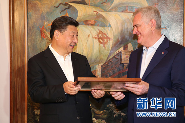 當(dāng)?shù)貢r(shí)間6月17日，國(guó)家主席習(xí)近平同塞爾維亞總統(tǒng)尼科利奇在貝爾格萊德舉行會(huì)晤。這是尼科利奇向習(xí)近平贈(zèng)送紀(jì)念品。新華社記者饒愛民攝