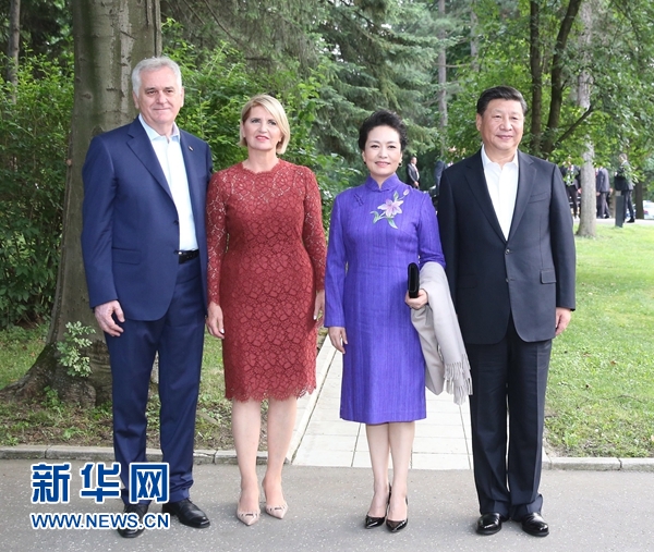 當(dāng)?shù)貢r(shí)間6月17日，國(guó)家主席習(xí)近平同塞爾維亞總統(tǒng)尼科利奇在貝爾格萊德舉行會(huì)晤。這是習(xí)近平和夫人彭麗媛同尼科利奇夫婦在和平別墅合影。新華社記者 丁林 攝