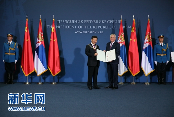 6月18日，國家主席習近平在貝爾格萊德同塞爾維亞總統(tǒng)尼科利奇舉行會談。會談后，尼科利奇向習近平授予塞爾維亞最高級別勛章&ldquo;共和國一級榮譽勛章&rdquo;，感謝習近平為中塞關(guān)系發(fā)展作出的杰出貢獻。新華社記者蘭紅光攝 