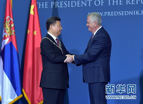 6月18日，國家主席習近平在貝爾格萊德同塞爾維亞總統(tǒng)尼科利奇舉行會談。會談后，尼科利奇向習近平授予塞爾維亞最高級別勛章&ldquo;共和國一級榮譽勛章&rdquo;，感謝習近平為中塞關(guān)系發(fā)展作出的杰出貢獻。新華社記者 李濤 攝 