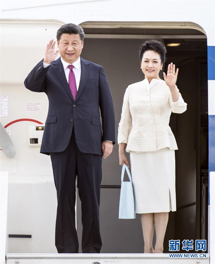 6月19日，國(guó)家主席習(xí)近平抵達(dá)華沙，開(kāi)始對(duì)波蘭共和國(guó)進(jìn)行國(guó)事訪(fǎng)問(wèn)。這是習(xí)近平和夫人彭麗媛步出艙門(mén)。 新華社記者 謝環(huán)馳 攝 