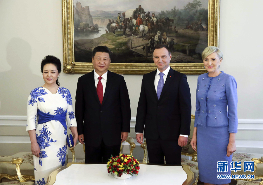 6月20日，國家主席習(xí)近平出席波蘭總統(tǒng)杜達(dá)在華沙總統(tǒng)府舉行的隆重歡迎儀式。歡迎儀式后，習(xí)近平和夫人彭麗媛同杜達(dá)和夫人阿加塔簡短寒暄。新華社記者 蘭紅光 攝