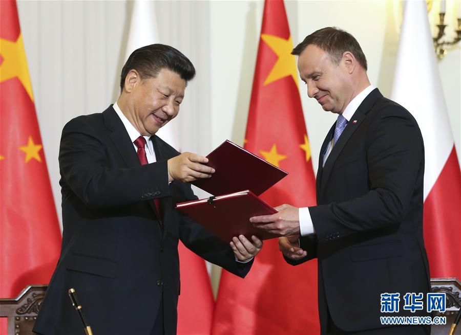 6月20日，國家主席習近平在華沙同波蘭總統(tǒng)杜達舉行會談。這是會談后，兩國元首共同簽署《中華人民共和國和波蘭共和國關(guān)于建立全面戰(zhàn)略伙伴關(guān)系的聯(lián)合聲明》。新華社記者蘭紅光攝