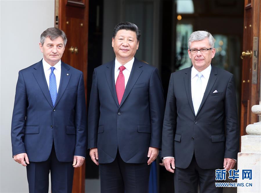 6月20日，國(guó)家主席習(xí)近平在華沙瓦津基公園水上宮殿會(huì)見(jiàn)波蘭參議長(zhǎng)卡切夫斯基（右）和眾議長(zhǎng)庫(kù)赫欽斯基。 新華社記者 姚大偉 攝  