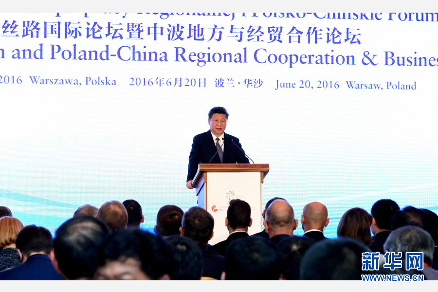 6月20日，國(guó)家主席習(xí)近平、波蘭總統(tǒng)杜達(dá)在華沙共同出席絲路國(guó)際論壇暨中波地方與經(jīng)貿(mào)合作論壇開(kāi)幕式。習(xí)近平發(fā)表題為《攜手同心　共創(chuàng)未來(lái)》的重要講話。新華社記者 饒愛(ài)民 攝