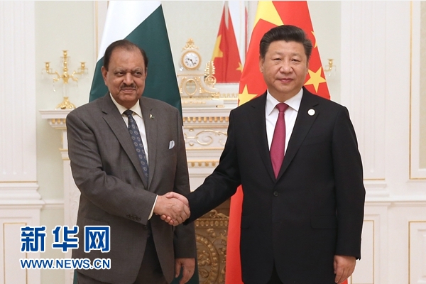 6月23日，國家主席習(xí)近平在塔什干會(huì)見巴基斯坦總統(tǒng)侯賽因。新華社記者馬占成攝