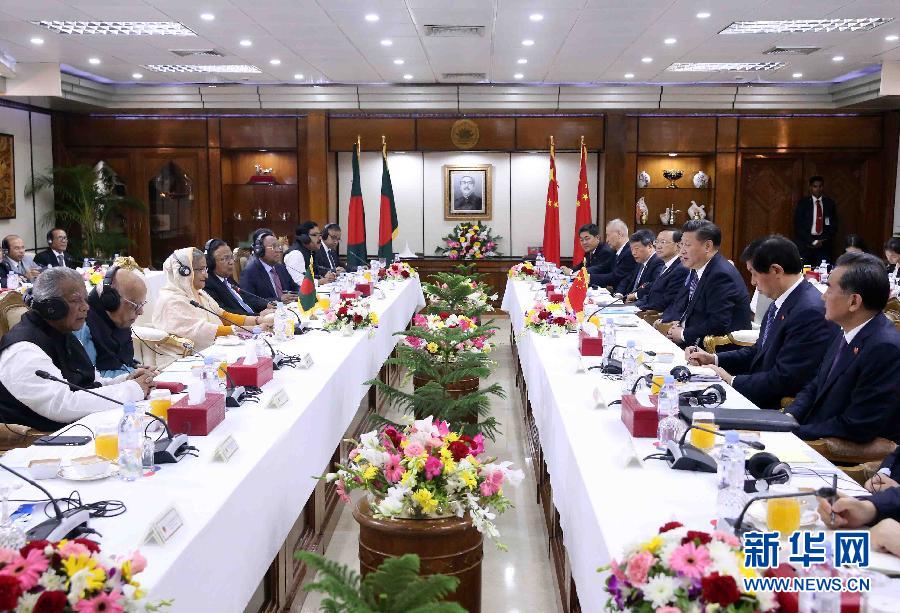 10月14日，國(guó)家主席習(xí)近平在達(dá)卡同孟加拉國(guó)總理哈西娜舉行會(huì)談。 新華社記者劉衛(wèi)兵攝 