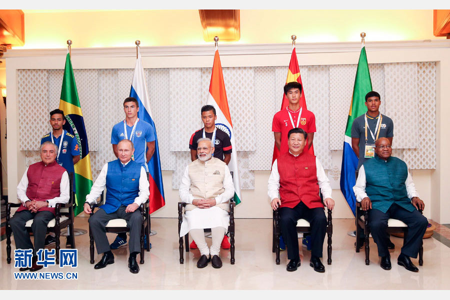 10月15日，國家主席習(xí)近平與印度總理莫迪、南非總統(tǒng)祖馬、巴西總統(tǒng)特梅爾、俄羅斯總統(tǒng)普京在印度果阿同參加金磚國家17歲以下少年足球賽的各國代表隊隊長合影。新華社記者姚大偉攝 