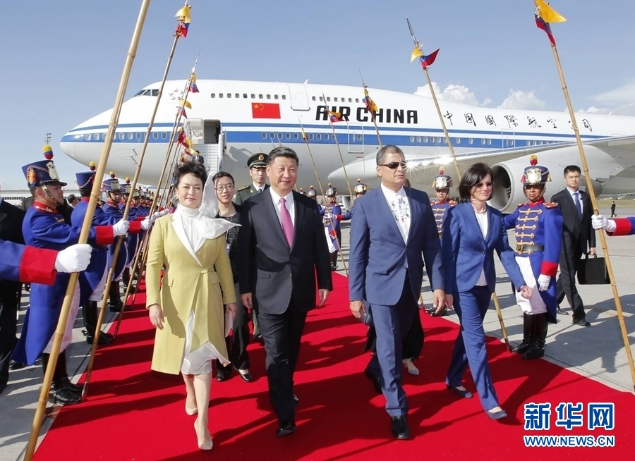 當(dāng)?shù)貢r(shí)間11月17日，國(guó)家主席習(xí)近平乘專機(jī)抵達(dá)基多，開(kāi)始對(duì)厄瓜多爾共和國(guó)進(jìn)行國(guó)事訪問(wèn)。厄瓜多爾總統(tǒng)科雷亞和夫人馬勒布等在機(jī)場(chǎng)熱情迎接習(xí)近平和夫人彭麗媛。新華社記者 鞠鵬 攝 