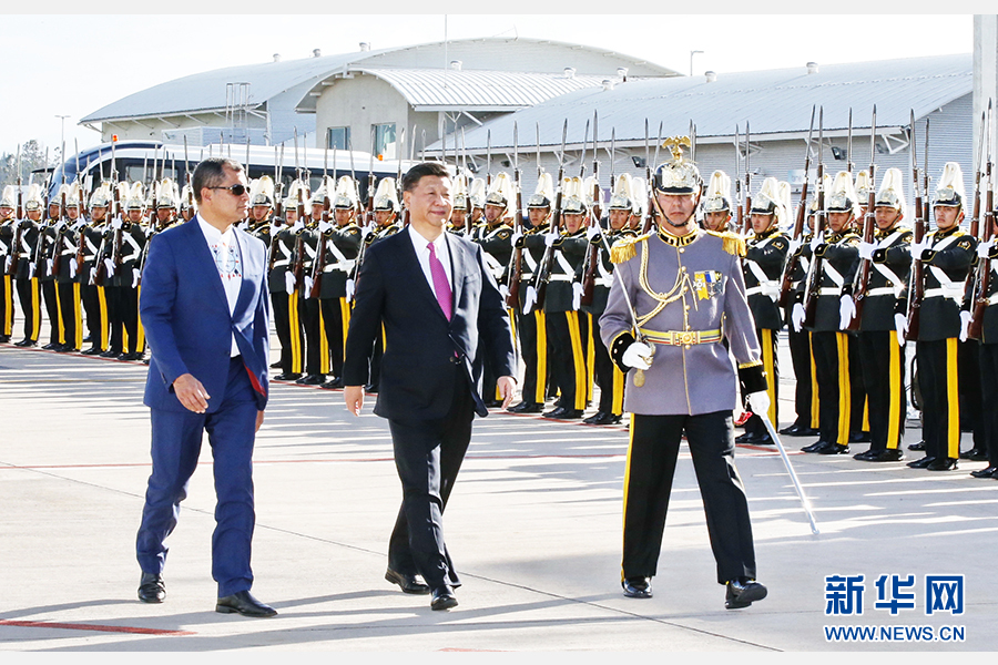 當(dāng)?shù)貢r(shí)間11月17日，國(guó)家主席習(xí)近平乘專機(jī)抵達(dá)基多，開(kāi)始對(duì)厄瓜多爾共和國(guó)進(jìn)行國(guó)事訪問(wèn)。這是厄瓜多爾總統(tǒng)科雷亞在機(jī)場(chǎng)為習(xí)近平舉行隆重歡迎儀式。新華社記者 鞠鵬 攝 