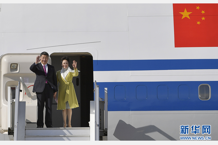 當(dāng)?shù)貢r(shí)間11月17日，國(guó)家主席習(xí)近平乘專機(jī)抵達(dá)基多，開(kāi)始對(duì)厄瓜多爾共和國(guó)進(jìn)行國(guó)事訪問(wèn)。這是習(xí)近平與夫人彭麗媛向歡迎人群揮手致意。新華社記者 王曄 攝 