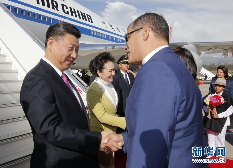 當(dāng)?shù)貢r(shí)間11月17日，國(guó)家主席習(xí)近平乘專機(jī)抵達(dá)基多，開(kāi)始對(duì)厄瓜多爾共和國(guó)進(jìn)行國(guó)事訪問(wèn)。厄瓜多爾總統(tǒng)科雷亞和夫人馬勒布等在舷梯旁熱情迎接習(xí)近平和夫人彭麗媛。新華社記者 鞠鵬 攝