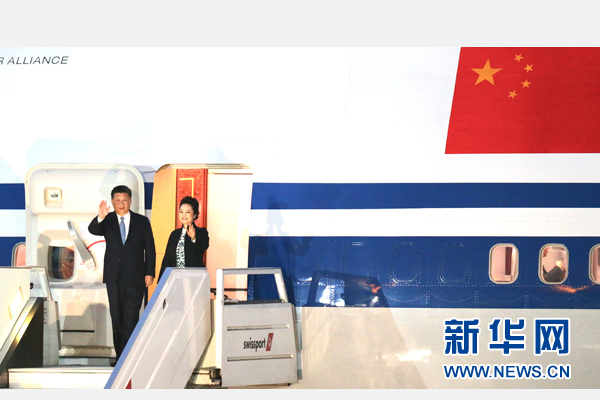 當(dāng)?shù)貢r(shí)間11月18日，國(guó)家主席習(xí)近平抵達(dá)利馬，出席亞太經(jīng)合組織第二十四次領(lǐng)導(dǎo)人非正式會(huì)議并對(duì)秘魯共和國(guó)進(jìn)行國(guó)事訪問。習(xí)近平和夫人彭麗媛受到秘魯副總統(tǒng)阿勞斯等熱情迎接。新華社記者 丁林 攝