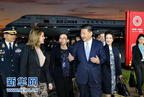 當(dāng)?shù)貢r(shí)間11月18日，國(guó)家主席習(xí)近平抵達(dá)利馬，出席亞太經(jīng)合組織第二十四次領(lǐng)導(dǎo)人非正式會(huì)議并對(duì)秘魯共和國(guó)進(jìn)行國(guó)事訪問。習(xí)近平和夫人彭麗媛受到秘魯副總統(tǒng)阿勞斯等熱情迎接。新華社記者 鞠鵬 攝