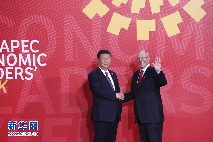 11月20日，亞太經(jīng)合組織第二十四次領(lǐng)導(dǎo)人非正式會議在秘魯利馬舉行。國家主席習(xí)近平出席并發(fā)表題為《面向未來開拓進(jìn)取促進(jìn)亞太發(fā)展繁榮》的重要講話。這是會議開始前，習(xí)近平受到秘魯總統(tǒng)庫琴斯基的熱情迎接。 新華社記者 龐興雷 攝