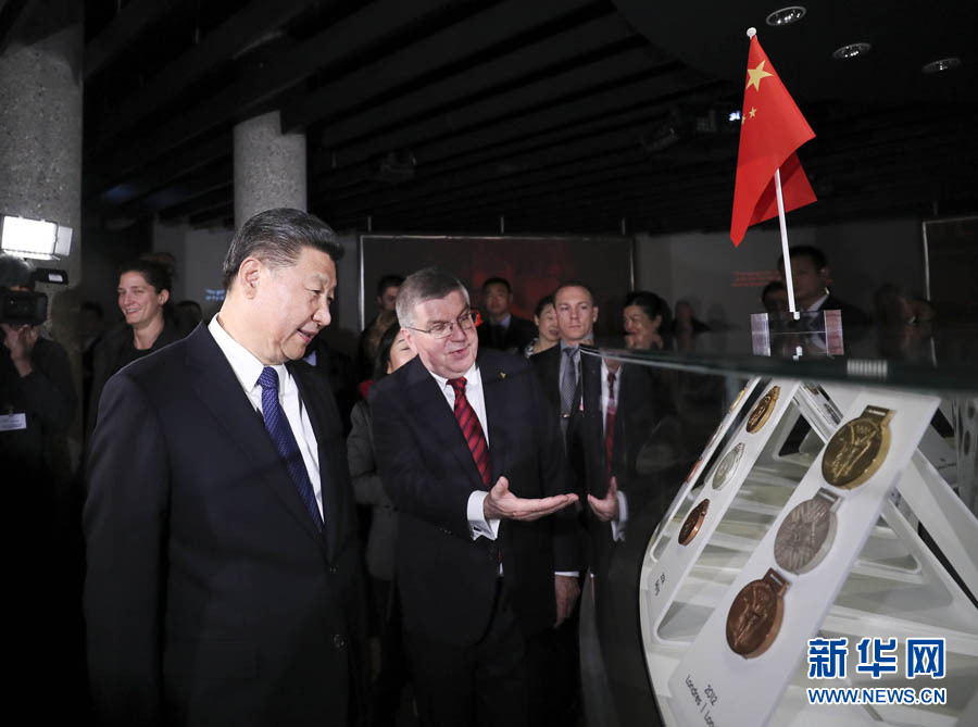 1月18日，國家主席習(xí)近平在瑞士洛桑國際奧林匹克博物館會見國際奧林匹克委員會主席巴赫。這是會見后，習(xí)近平在巴赫陪同下參觀往屆奧運(yùn)會獎牌展。新華社記者 蘭紅光 攝