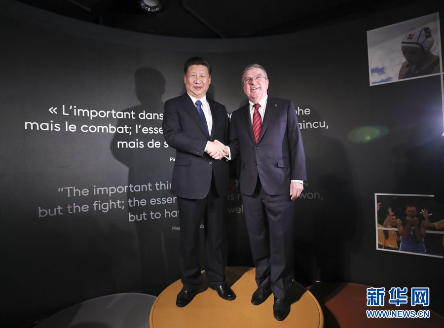 1月18日，國家主席習(xí)近平在瑞士洛桑國際奧林匹克博物館會見國際奧林匹克委員會主席巴赫。這是習(xí)近平和巴赫在奧運(yùn)冠軍領(lǐng)獎臺上合影。新華社記者 蘭紅光 攝