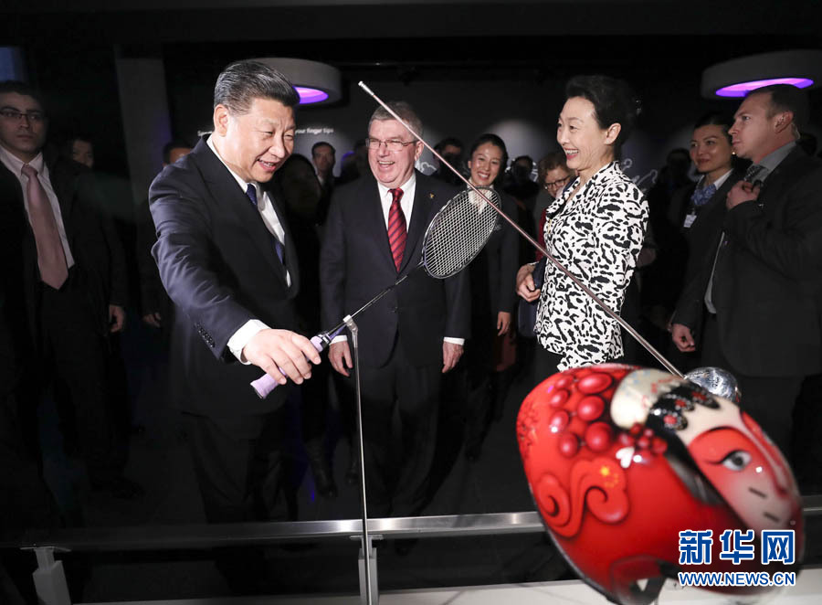 1月18日，國家主席習(xí)近平在瑞士洛桑國際奧林匹克博物館會見國際奧林匹克委員會主席巴赫。這是習(xí)近平在巴赫陪同下，參觀羽毛球世界冠軍李玲蔚用過的球拍。新華社記者 蘭紅光 攝