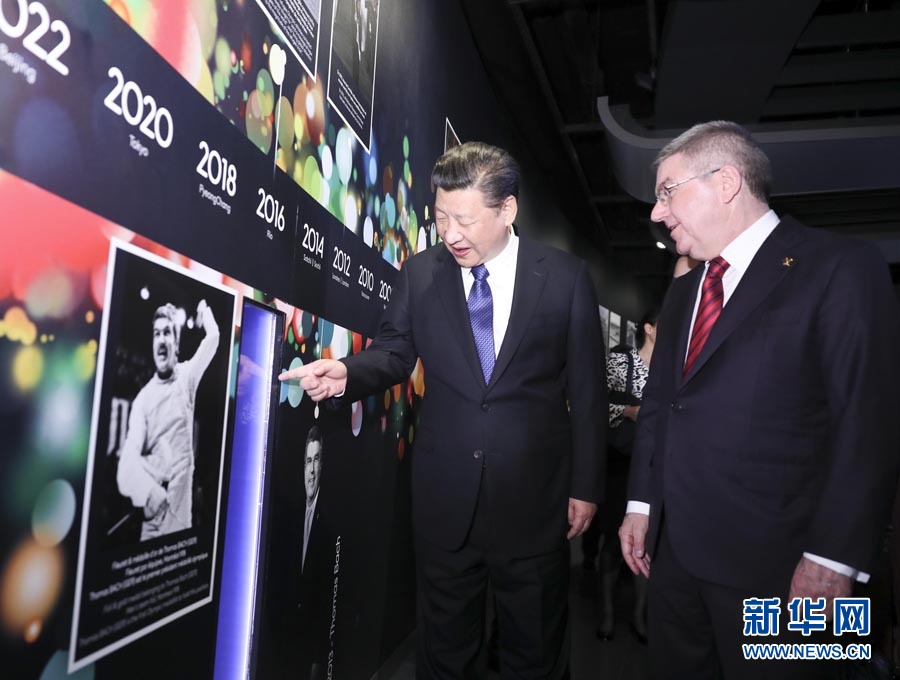 1月18日，國家主席習(xí)近平在瑞士洛桑國際奧林匹克博物館會見國際奧林匹克委員會主席巴赫。這是習(xí)近平在巴赫陪同下，參觀巴赫作為擊劍運(yùn)動員參加奧運(yùn)會的照片。新華社記者 蘭紅光 攝